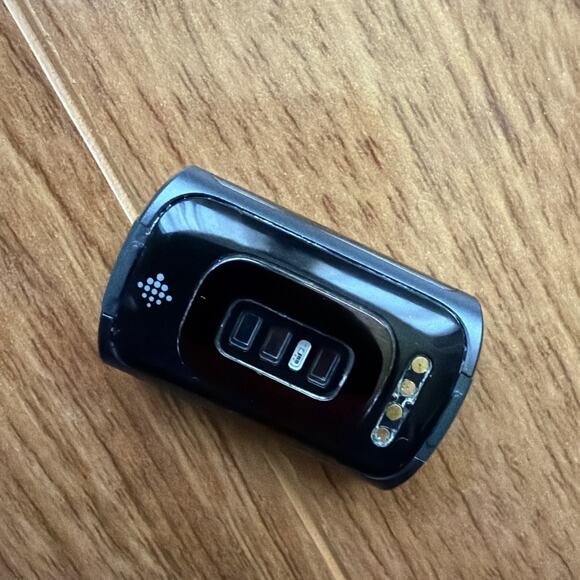 Fitbit Charge 5 Black/ Graphite Stainless Steel Doesn’t Turn On - Picture 9 of 11